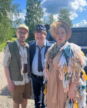 Krisse Salminen Instagram - KIITOS kanssanäyttelijät, 
mikä karisma ja humoristisuus!❤️❤️
Nyt vetäydyn laiturille virkkaamaan ja miettimään kaikkea baut syvällistä.
#heinisleffa #kesäloma🥂