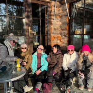 Krisse Salminen Instagram - Lahenvosujen urheilu-virkistys-tilitys-elämysleiri Äkäslompolossa❤️💜🩵🩷💛
Onneks tutustuin näihin ihan parhaana syksynä 1988!
On hiihetty, saunottu, uitu revontulien alla ja syöty sipsejä. Huomenna omaan sohvaan. 
#lovelovelove #sportlovet #ylikunto