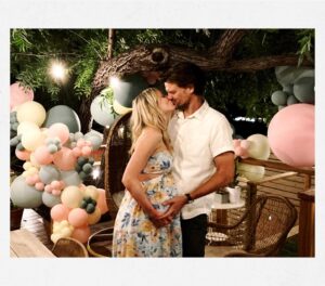 Kristen Hager Instagram - 💘