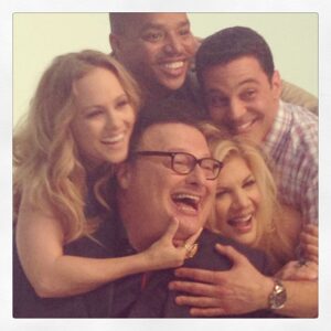 Kristen Johnston Instagram - Just call us #theexperts! The cast posing for pics @The_Exes