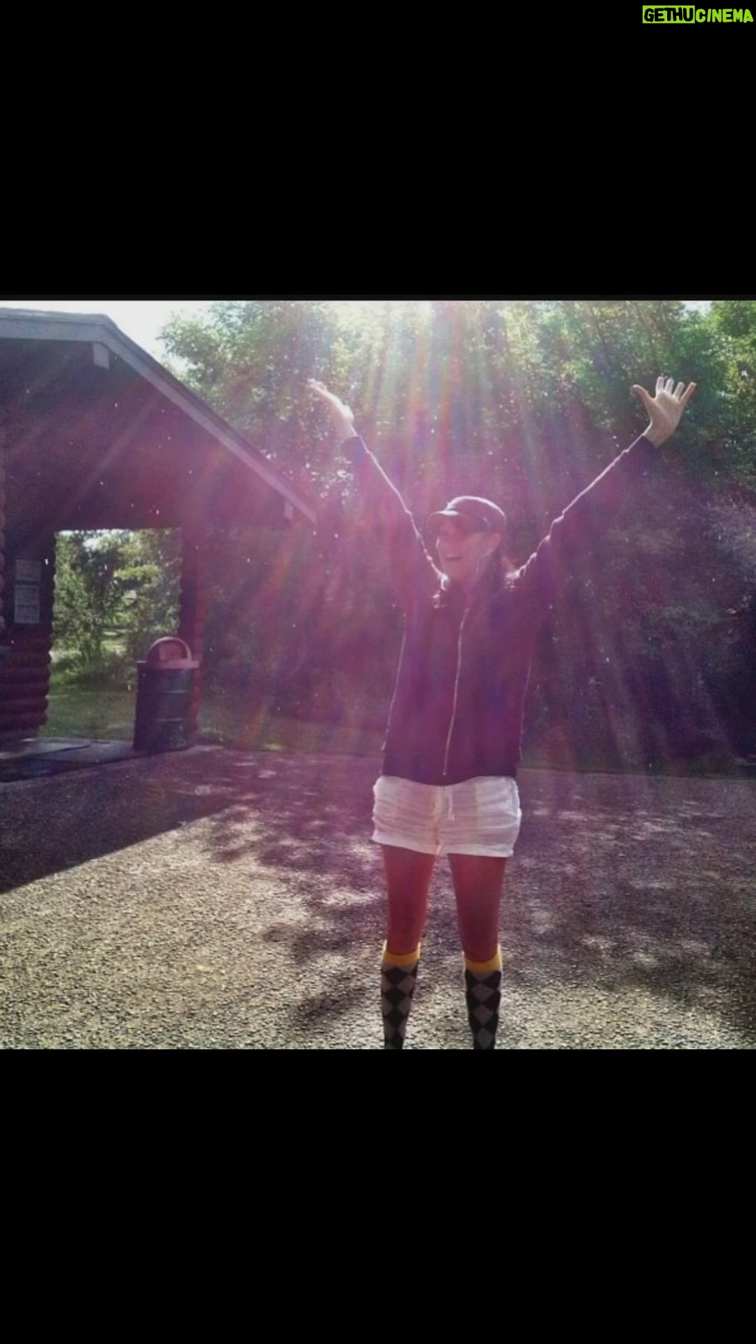Kristen Renton - 131 Likes - It’s officially Spring! 🌸🌷🌼☀️🥰 #NatureIsCalling #YouCanLearnALotOfThingsFromTheFlowers #TheGreatOutdoors #SunIsShining