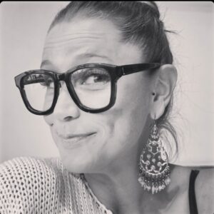 Kristen Renton Instagram - Here’s looking at you kid 🤓📸 by @ulrichthomsen #IAmStealingTheseGlasses #SetFun #RunFilm