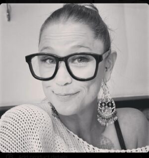 Kristen Renton Instagram - Here’s looking at you kid 🤓📸 by @ulrichthomsen #IAmStealingTheseGlasses #SetFun #RunFilm