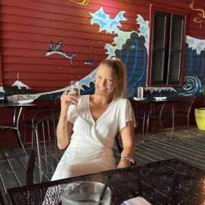 Kristen Renton Instagram - So this is 40….. I’m surprised I made it 🤣🤣 #HappyBirthdayToMe #WhereTheHellDidTheTimeGo #FourtyClub #IdRatherBeSilly #LetsSeeWhatTheSecondHalfOfMyLifeWillBring #HappyGirl #AlsoKindaCrazy