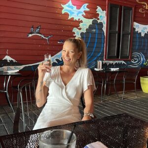 Kristen Renton Instagram - So this is 40….. I’m surprised I made it 🤣🤣 #HappyBirthdayToMe #WhereTheHellDidTheTimeGo #FourtyClub #IdRatherBeSilly #LetsSeeWhatTheSecondHalfOfMyLifeWillBring #HappyGirl #AlsoKindaCrazy