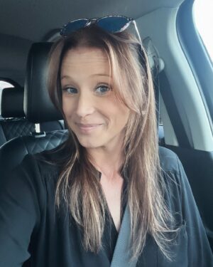 Kristen Renton Instagram - Oh hey there 😉 New month, new look 💁🏼‍♀️ Let’s make this week a great one! #BeKind #FindYourHappy #KeepSmiling #DontLetAnyoneTakeYourShine