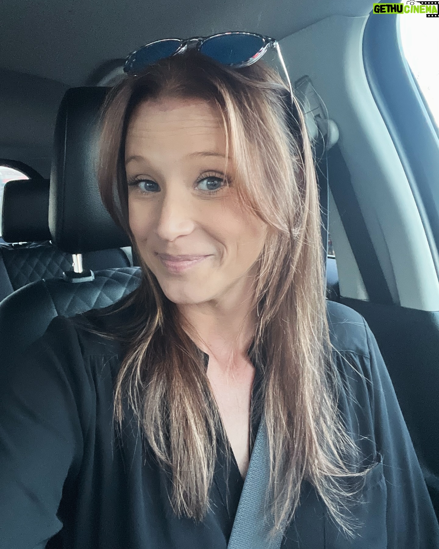 Kristen Renton - 0.9K Likes - Oh hey there 😉 New month, new look 💁🏼♀️ Let’s make this week a great one! #BeKind #FindYourHappy #KeepSmiling #DontLetAnyoneTakeYourShine