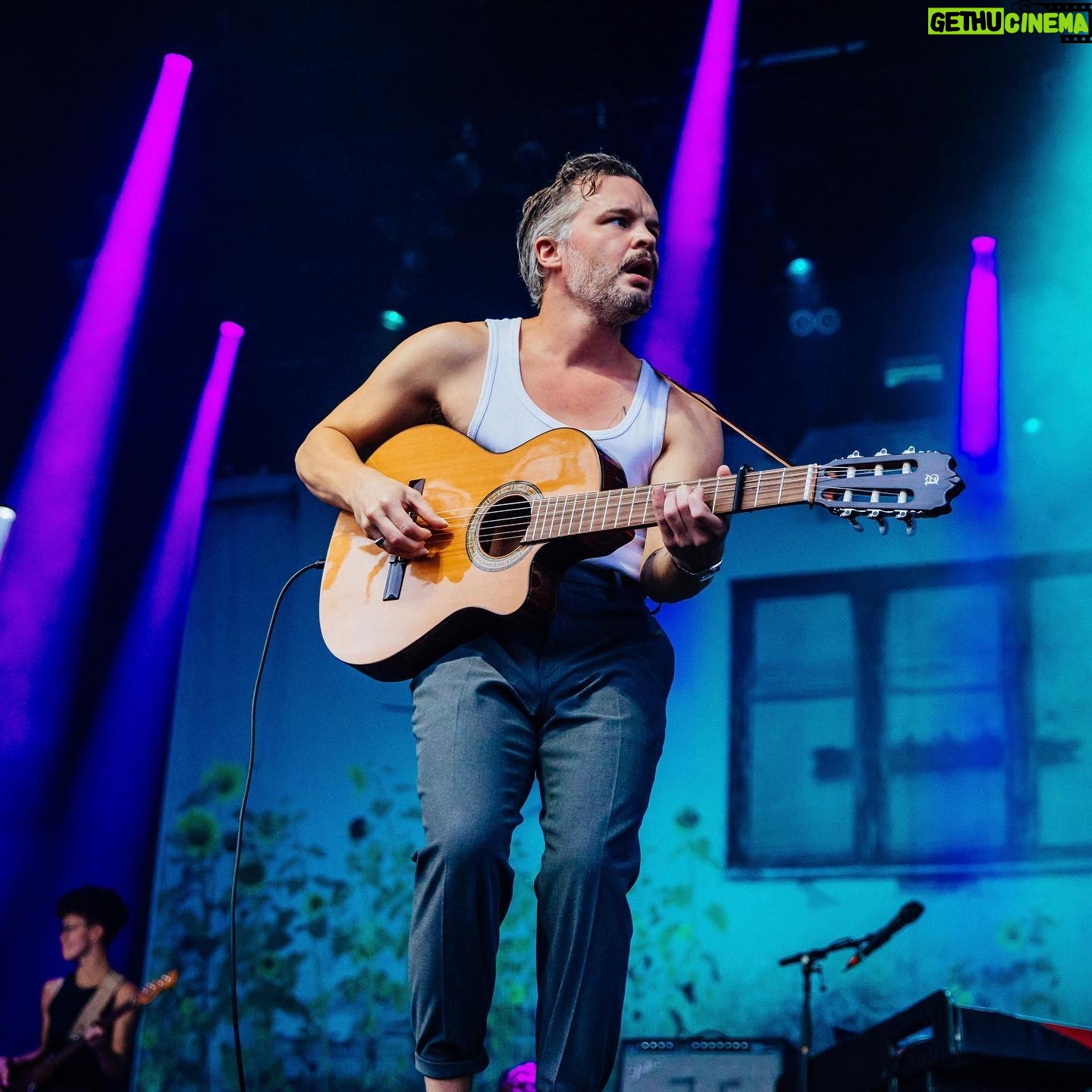 Kristian Matsson - 2K Likes - Inget annat än rå kärlek på Stora Scenen när @spkmatsson är på plats 🥰 – dela ett hjärta om du var med på fredagens kärleksfulla konsertkväll! ❤️💬
📸 @citronsyra / @rockfoto.nu
#liseberg #livepåliseberg #storascenenliseberg