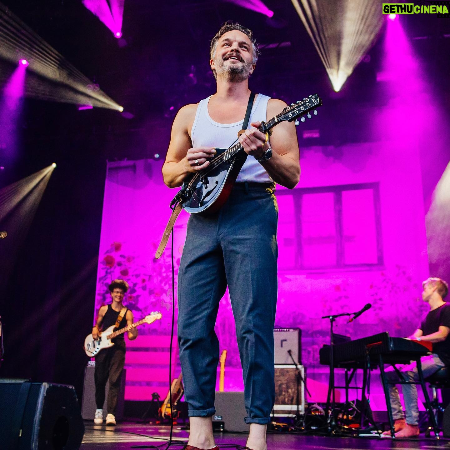 Kristian Matsson - 2K Likes - Inget annat än rå kärlek på Stora Scenen när @spkmatsson är på plats 🥰 – dela ett hjärta om du var med på fredagens kärleksfulla konsertkväll! ❤️💬
📸 @citronsyra / @rockfoto.nu
#liseberg #livepåliseberg #storascenenliseberg