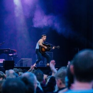 Kristian Matsson Instagram - Inget annat än rå kärlek på Stora Scenen när @spkmatsson är på plats 🥰 – dela ett hjärta om du var med på fredagens kärleksfulla konsertkväll! ❤️💬

📸 @citronsyra / @rockfoto.nu 
#liseberg #livepåliseberg #storascenenliseberg