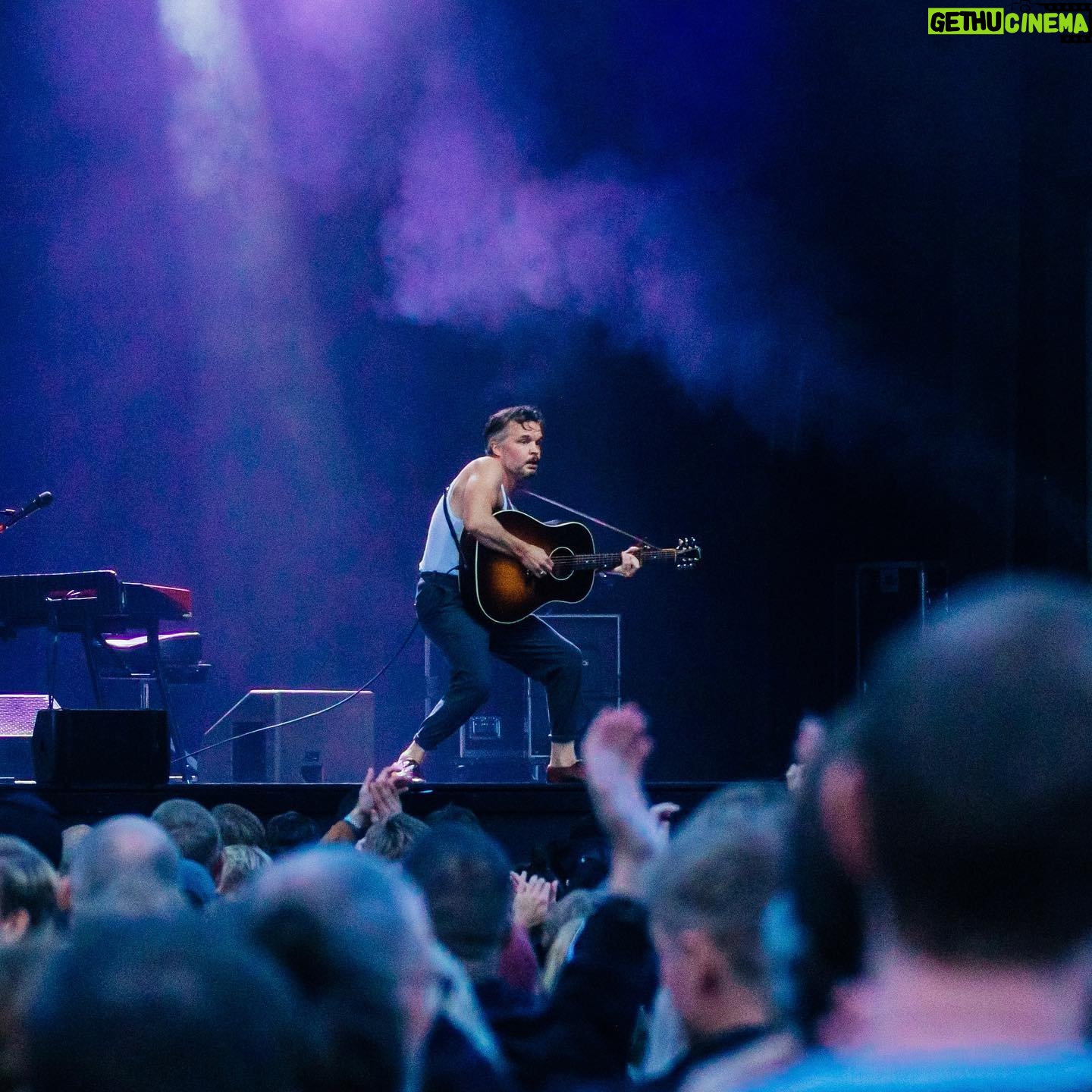 Kristian Matsson - 2K Likes - Inget annat än rå kärlek på Stora Scenen när @spkmatsson är på plats 🥰 – dela ett hjärta om du var med på fredagens kärleksfulla konsertkväll! ❤️💬
📸 @citronsyra / @rockfoto.nu
#liseberg #livepåliseberg #storascenenliseberg