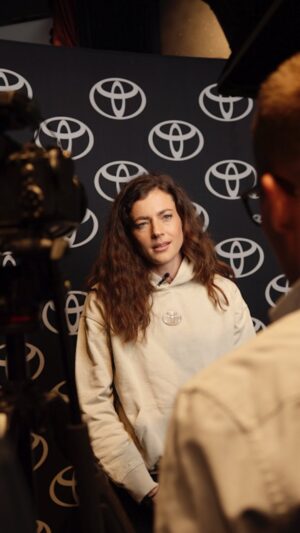 Kristiina Mäki Instagram - 🎬 Kamera, klapka… rozjíždíme to do Paříže! 👉🏻 První olympijská kampaň je na světě! 🤝🏻 #TeamToyota je připraven, tak se svez s námi! ❤️

A jak to vypadá? Mrkni v profilu. ⤴️

#olympijskytym @toyotaceskarepublika #RoadToParis2024 #odhodlani