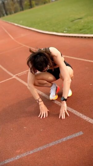 Kristiina Mäki Instagram - Tréninku bylo dost.. 🌪️ Je čas závodit! 😈 Dneska první 1500m sezóny, venku. 🏟️ 🇵🇱 19:20 #atletika #jedentym #olympijskytym #roadtoparis2024🇫🇷