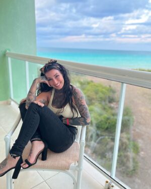 Kristina Bisson Instagram - Je m’ennuie déjà ☀️ 🌴