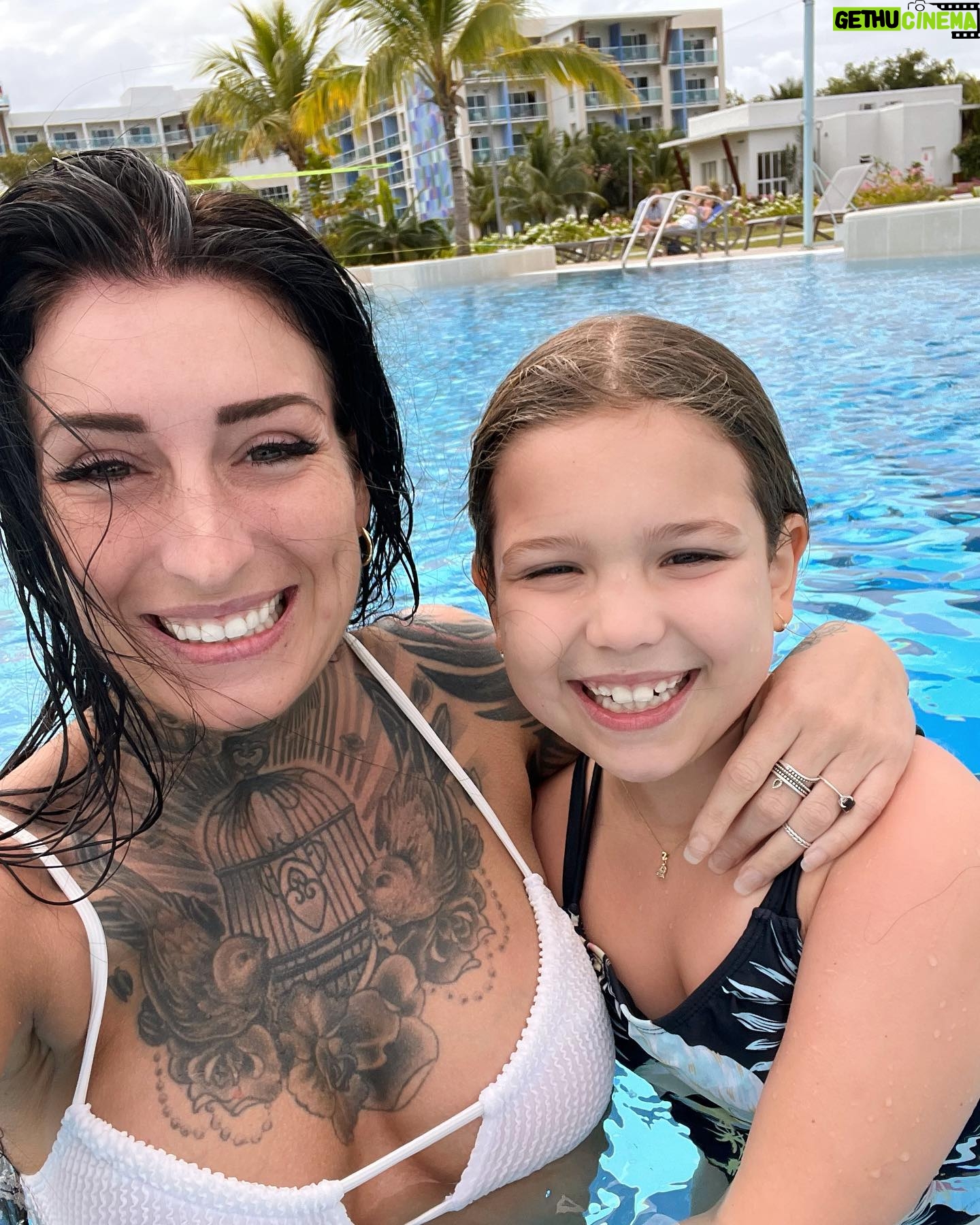 Kristina Bisson - 1.2K Likes -