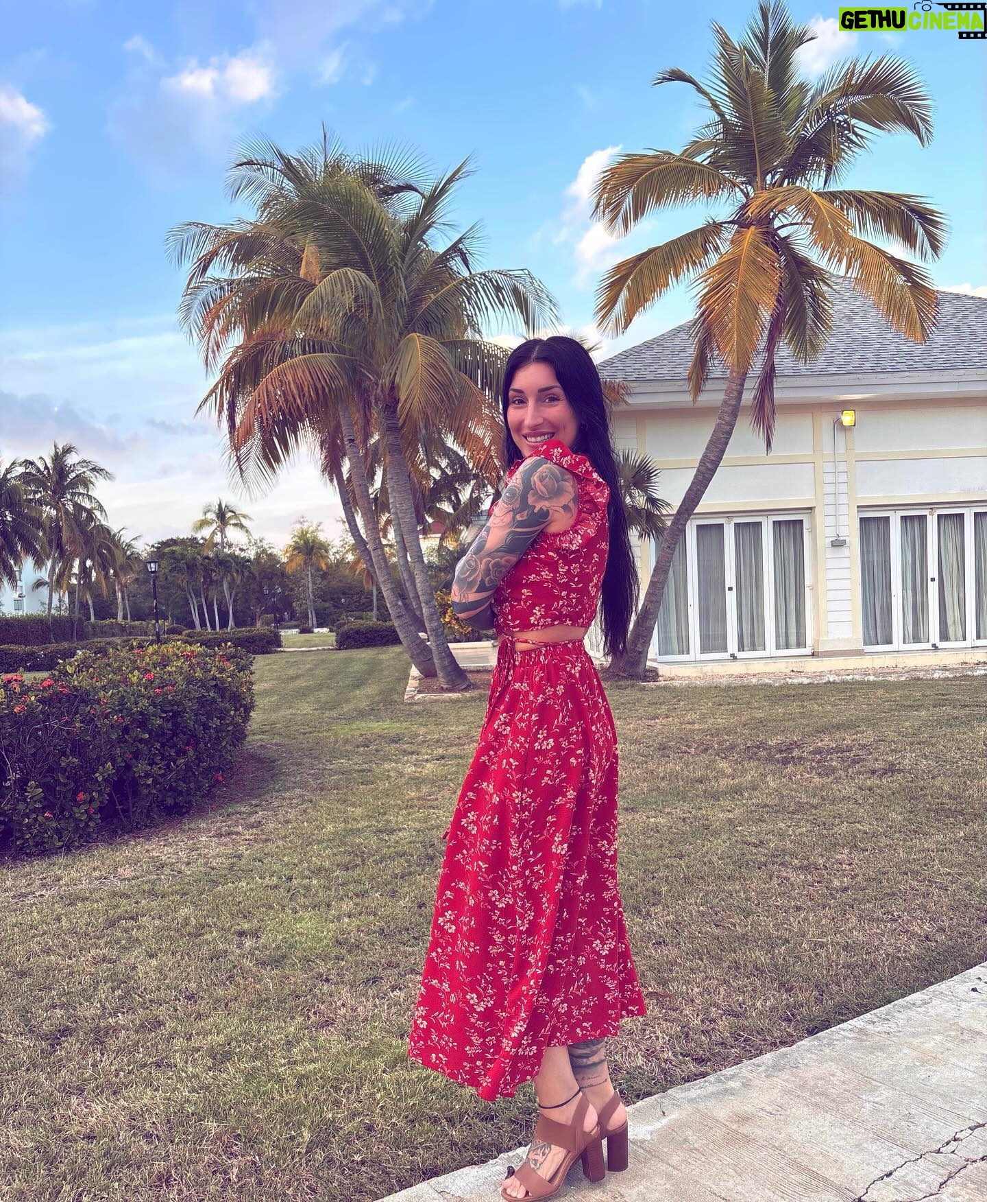 Kristina Bisson - 674 Likes - 🥥
