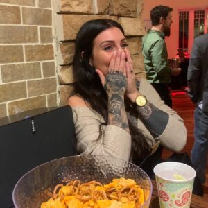 Kristina Bisson Instagram - Où est kristina ? Cherche les bols de chips 🙋🏻‍♀️