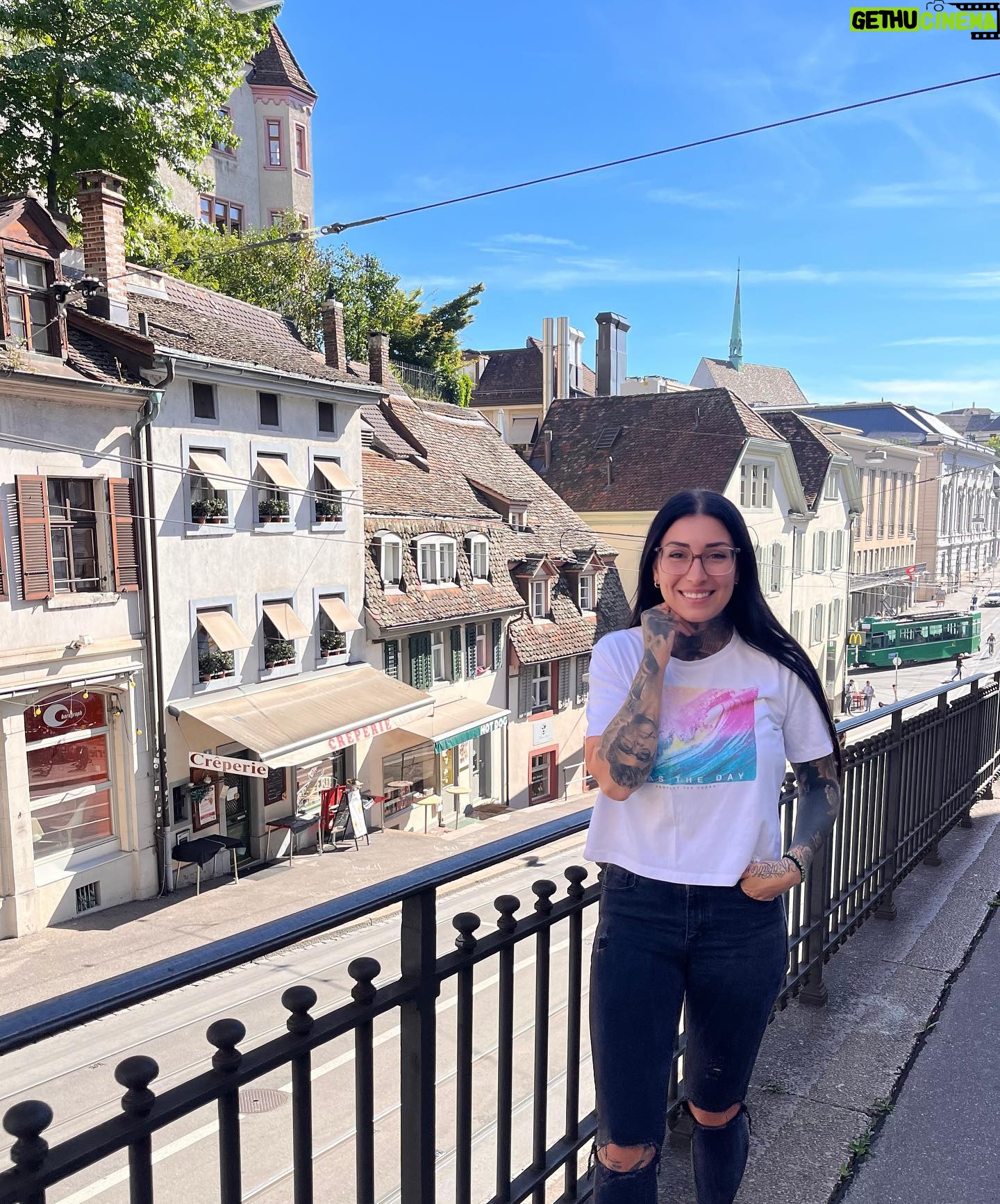 Kristina Bisson - 663 Likes - Bâle, suisse avec mon petit 3h de sommeil 🇨🇭
