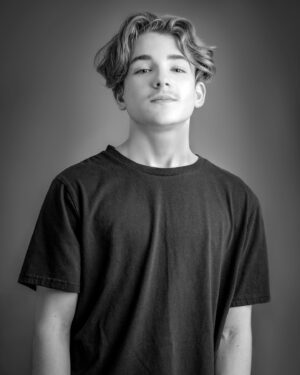 Kristina Bisson Instagram - Les yeux plein d’eau en le regardant, mon fils rendu tellement grand et BEAUUU je l’aime tant 🫶🏻 un gros merci à @raydigitalcreation 📸