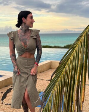 Kristina Bisson Instagram - On part quand ? ☀️ 🌴