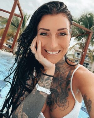 Kristina Bisson Instagram - 🌴