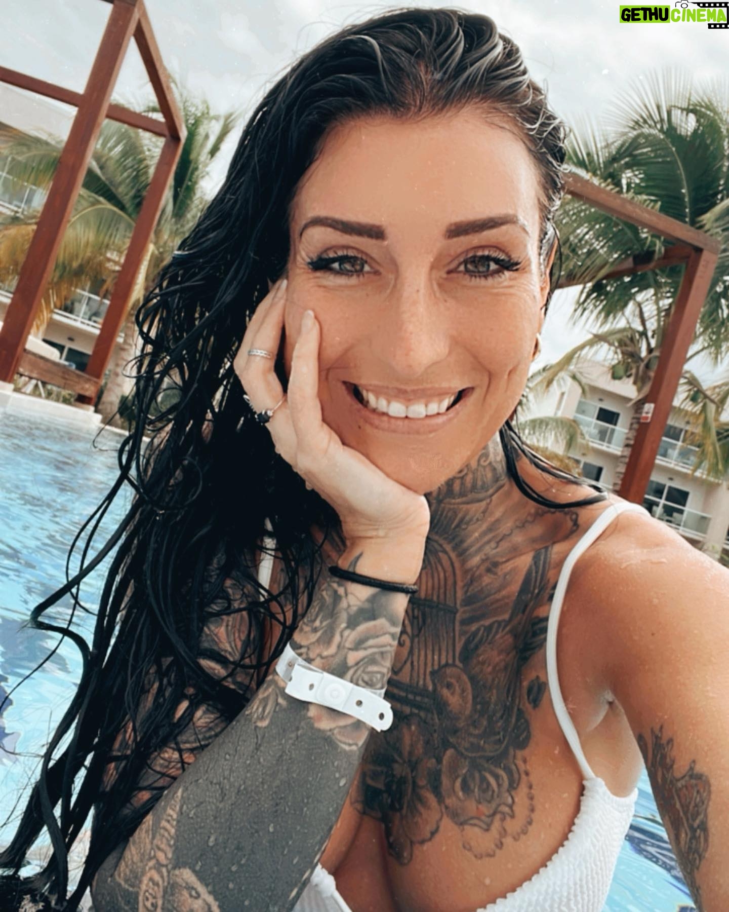 Kristina Bisson - 1K Likes - 🌴