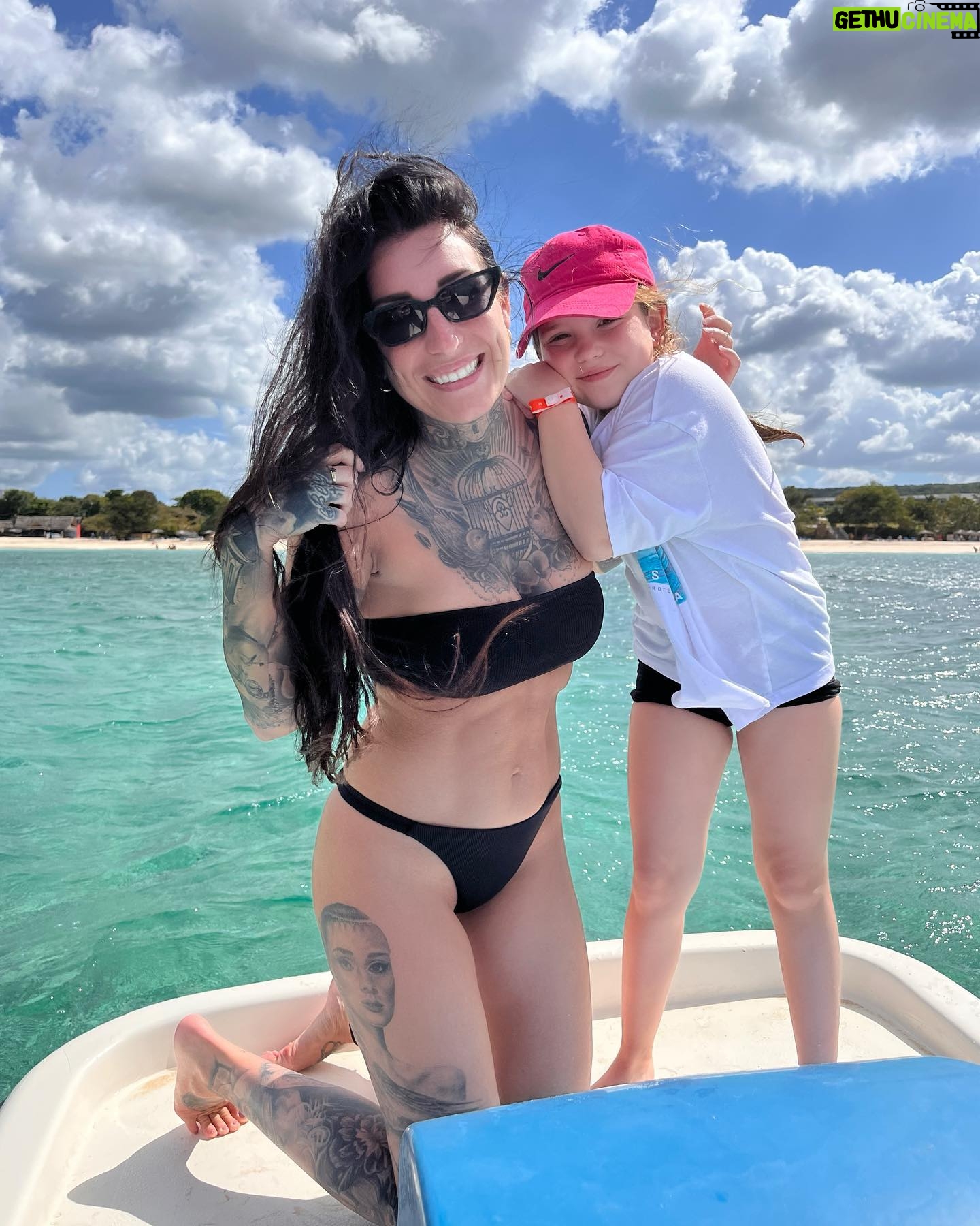 Kristina Bisson - 1K Likes - 🌊 🇨🇺