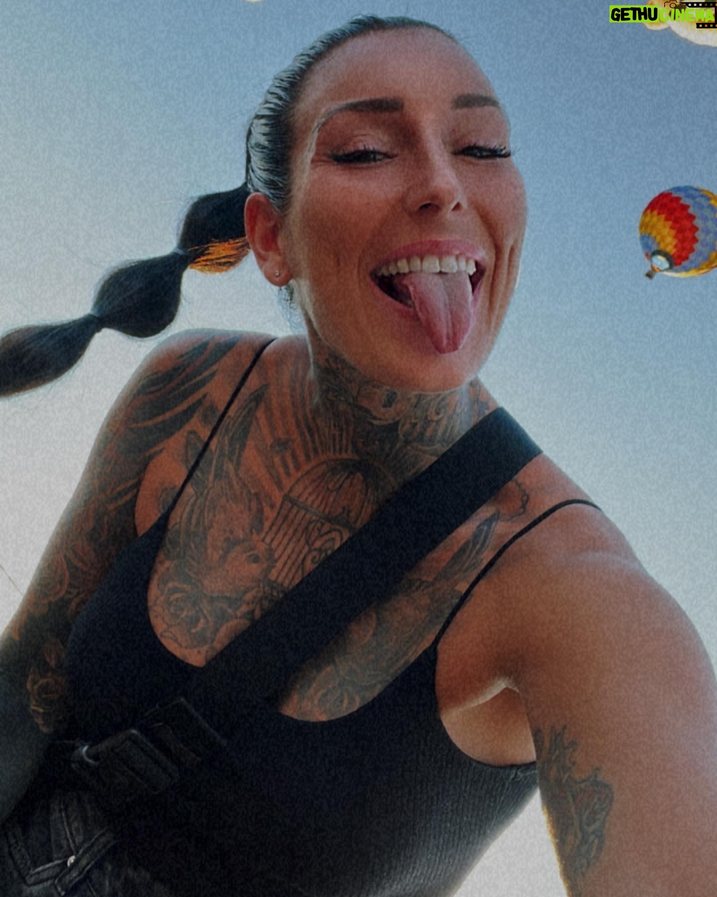 Kristina Bisson - 1K Likes - Une belle semaine 💛☀️
