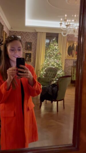 Kristína Kanátová Instagram - 28) Priatelia, toto sa mi nesnívalo, ale cítila som sa tak. Ozvali sa mi z kaštieľa vo Sv.Jure, že ak chcem, prichystajú mi degustačnú večeru vrámci spolupráce. Tešila som sa, že tam vezmem pred Vianocami moju mamu. Mama nemohla. Pozvala som kamarátku, tiež nakoniec nemohla. Ďalších 18 mojich blízkych ľudí odmietlo byť mojím  1 doprovodom.

Brala som to ako príležitosť stráviť chvíľu sama so sebou.
A bolo to prekrásne❤️

Starala sa o mňa skvelá obsluha. Mali tam krásny hudobný playlist. Útulno. To jedlo a víno…mala som nonstop zimomriavky, slzy šťastia a vďaky. 
@kastielpalffy @arte.restaurant @viajursk  Ďakujem🙏🏽 

Bol to duševný wellness🤍