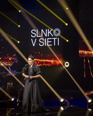 Kristína Kanátová Instagram - Odkladám si sem tieto pre mňa výnimočné momenty✨

Ďakujem @patrikhaaz, že som sa mohla obliecť do tvojho umeleckého diela🖤
Za šperky od @anina_jewellery ďakujem opäť @slavica_design ❤️

Blahoželám všetkým víťazom, aj nominovaným, každému, kto robí svoju prácu usilovne, s nadšením, s láskou a úctou.

@rtvs_official  @slnko_v_sieti držte sa! 

(Nie, nikto ma za nič z tohto neplatí. Narozdiel od tých, ktorí proti nám huckajú celý národ, bývam v podnájme a nemám ani auto. Nikto mi nepožičiava vily, kaštiele, ani lietadlá. Šaty a šperky od slovenských a českých dizajnérov prezentujem s radosťou, za takúto promo spoluprácu - aby ste videli, akých šikovných tvorcov tu máme. Nič menej, nič viac.)