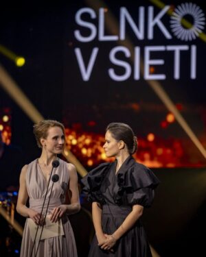 Kristína Kanátová Instagram - Odkladám si sem tieto pre mňa výnimočné momenty✨

Ďakujem @patrikhaaz, že som sa mohla obliecť do tvojho umeleckého diela🖤
Za šperky od @anina_jewellery ďakujem opäť @slavica_design ❤️

Blahoželám všetkým víťazom, aj nominovaným, každému, kto robí svoju prácu usilovne, s nadšením, s láskou a úctou.

@rtvs_official  @slnko_v_sieti držte sa! 

(Nie, nikto ma za nič z tohto neplatí. Narozdiel od tých, ktorí proti nám huckajú celý národ, bývam v podnájme a nemám ani auto. Nikto mi nepožičiava vily, kaštiele, ani lietadlá. Šaty a šperky od slovenských a českých dizajnérov prezentujem s radosťou, za takúto promo spoluprácu - aby ste videli, akých šikovných tvorcov tu máme. Nič menej, nič viac.)