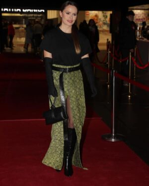 Kristína Kanátová Instagram - Slovenská premiéra bola pre mňa špeciálna aj vďaka kúskom z dielne @silvia_zrebna (sukňa, tričko, opasok)✨ Ďakujem💚 

@fentasy.film