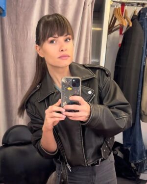 Kristína Kanátová Instagram - Z pani riaditeľky pani policajtka; pani obeť aj pani v putách🤌🏼

#vynimocnanikol @tvmarkizaofficial