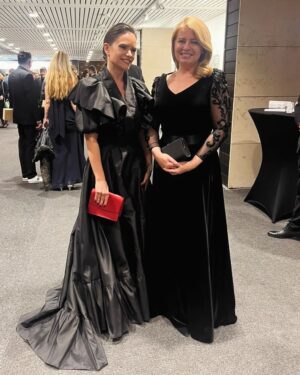 Kristína Kanátová Instagram - Odkladám si sem tieto pre mňa výnimočné momenty✨

Ďakujem @patrikhaaz, že som sa mohla obliecť do tvojho umeleckého diela🖤
Za šperky od @anina_jewellery ďakujem opäť @slavica_design ❤️

Blahoželám všetkým víťazom, aj nominovaným, každému, kto robí svoju prácu usilovne, s nadšením, s láskou a úctou.

@rtvs_official  @slnko_v_sieti držte sa! 

(Nie, nikto ma za nič z tohto neplatí. Narozdiel od tých, ktorí proti nám huckajú celý národ, bývam v podnájme a nemám ani auto. Nikto mi nepožičiava vily, kaštiele, ani lietadlá. Šaty a šperky od slovenských a českých dizajnérov prezentujem s radosťou, za takúto promo spoluprácu - aby ste videli, akých šikovných tvorcov tu máme. Nič menej, nič viac.)