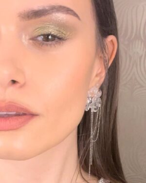 Kristína Kanátová Instagram - Ďakujem @koki9_official za make up a vlasy✨
@slavica_design za šperky od @4oh4.studio 💎
@husa_official_ za šaty💃🏼
@silvia_zrebna za kabelku👛

Snová kombinácia umelcov ma obklopila🙏🏽💚