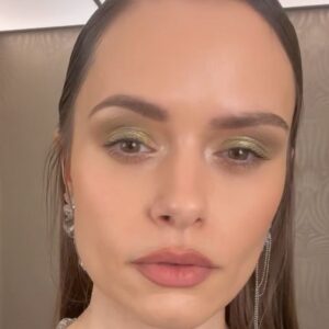 Kristína Kanátová Instagram - Ďakujem @koki9_official za make up a vlasy✨
@slavica_design za šperky od @4oh4.studio 💎
@husa_official_ za šaty💃🏼
@silvia_zrebna za kabelku👛

Snová kombinácia umelcov ma obklopila🙏🏽💚