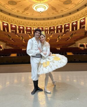 Kristina Kretova Instagram - Всегда счастливы возможности станцевать в @novat_nsk 🫶🫶🫶

Тем более премьеру спектакля « Корсар» в редакции @aleksandr_omar 

Спасибо Вам, дорогие зрители Новосибирска, за ваши стоячие овации 🙏🏻
 Спасибо всей труппе за поддержку и помощь в подготовке спектакля! Для нас с @igortsvirkofficial это тоже была премьера 🫶

Диана, @dianakozhurenko тебе отдельное спасибо за гостеприимство 🫶
