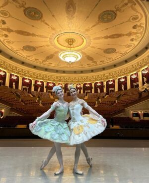 Kristina Kretova Instagram - Всегда счастливы возможности станцевать в @novat_nsk 🫶🫶🫶

Тем более премьеру спектакля « Корсар» в редакции @aleksandr_omar 

Спасибо Вам, дорогие зрители Новосибирска, за ваши стоячие овации 🙏🏻
 Спасибо всей труппе за поддержку и помощь в подготовке спектакля! Для нас с @igortsvirkofficial это тоже была премьера 🫶

Диана, @dianakozhurenko тебе отдельное спасибо за гостеприимство 🫶