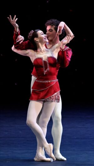 Kristina Kretova Instagram - 27 апреля на сцене @bolshoi_theatre состоится заключительный показ спектакля « Драгоценности», где мы с @igortsvirkofficial исполним партию « Рубины»
Если вы еще не видели этот спектакль, приходите с 26-28 апреля, чтобы оставить в памяти #лучшихдрузейдевушек😉

Идете?