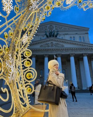 Kristina Kretova Instagram - Мои 🔝 6 подарков 

Которые ещё можно успеть купить до НГ 🎄 

💫1 Естественно любая девушка будет счастлива получить в подарок 💎 
А компания @rb8_brilliants с радостью поможет подобрать подарок на ваш вкус и кошелёк 😉

💫 2.Сумка никогда не будет лишней в гардеробе!
Лично я заказала себе у @highcraft.co одну Большого размера и поясную, которую можно использовать в качестве несессера или кошелька!

💫3 Если вам нужен небольшой , но оригинальный сувенир, вам к @seaart_candles Я влюбилась в их свечи( которые можно использовать как ёлочные игрушки) и заказала всем своим друзьям!
А по промокоду K-FRIENDS дарю вам скидку 15%

💫4. Если вы ещё не определились с выбором образа на НГ, бегом в бутик @winway_official , там большое количество красивых нарядов, украшений и аксессуаров, а стилист @omarbayramov поможет вам подобрать праздничный лук 👌🏻

💫5. Если хотите романтики и уединения, вам стоит посетить в центе города SPA в @ararat_park_hotel_moscow  там шикарно всё 🙌🏻

💫6. Компания @marutakaru собрала для вас большое количество гаджетов для красоты! В этот раз я заказала себе расчёску для улучшения роста волос 💆‍♀️ переходите к ним на страничку и заказывайте то, что вам нравится, там ещё и скидки 👍🏻

Хорошего вам нового года и чудесных подарков 🎁