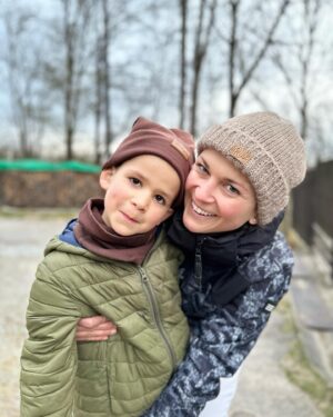 Kristýna Hrušínská Instagram - Ten kluk už je tak velikej. A přitom tak malinkej 🥰 

Jak vidno, u nás už generačně nosíme čepičky jen jako módní doplněk 🎩😀
Krásný víkend všem!🍀

#malyvelkymuz