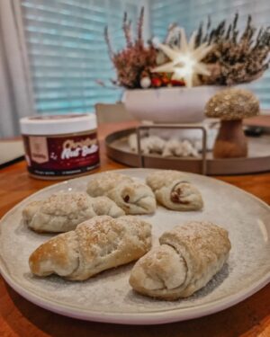 Kristýna Šebíková Instagram - Svatomartinské rohlíčky 🥐

Budete potřebovat pouze 250ml smetany ke šlehání nebo zakysané smetany, 250g měkkého másla a 450g hladké mouky.
Ze všeho uděláte Těsto, které dáte alespoň na hodinku do lednice.
Poté si Těsto rozdělíte na 4 části, každou vyválíte do kruhu a ten rozdělíte na 8 stejných částí.
Plníme tvarohem, nebo mletými oříšky, nutellou a nebo můžete použít arašídové máslo z vánoční edice @grizly.cz jako já 🤎

S kódy kristynasebcz nebo kristynasebsk máte na celý eshop slevu 😘

Užijte si Krásný víkend.
🫶🏻

#recept #receptyprodeti #recepty #svatomartinskerohlicky #svatymartin #pecemeslaskou #pecemedoma #rychlyrecept #recipe #recipeoftheday *dlouhodobá spolupráce