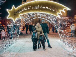 Kristýna Šebíková Instagram - Krásný 1.advent přejeme 🤍

#1advent #advent #vanoce #vanoceseblizi #vánoce #christmas #christmastime #family