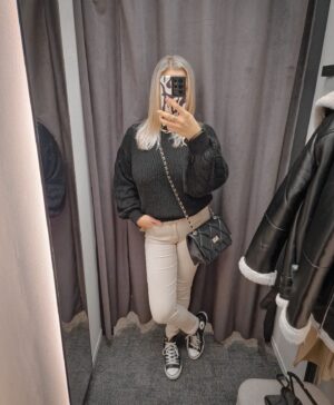 Kristýna Šebíková Instagram - Když nesedím doma v teplácích a vyrazím do civilizace načerpat energii 🤍🖤
#outfit2023 #outfitinspo #fashiontips #outfitoftheday #outfitcheck #dnesnosimcz #ootdcz #fashioncollection #ootdfashion #dnesoblekam#nakupy #converse #mohitogirls #mohitofashion #mohitocz #zivotnistyl