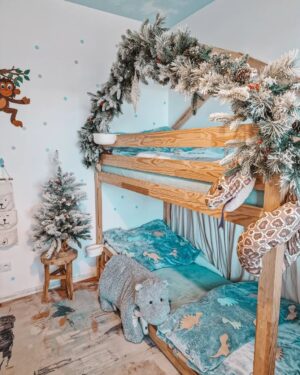 Kristýna Šebíková Instagram - Vánoční výzdobu u kluků v pokojíčku naprosto miluju 💫
Girlandu z @beliani.cz už znáte z minulého roku, letos k ní přibyl i vánoční zasněžený stromeček.

💸 Na @beliani.cz máte aktivní kód KRISTYNACZ10

Na druhé fotce můžete vidět, jak to vypadá večer, kdy se vše rozsvítí díky časovači a když děti usnout, zase vše zhasne 🫶🏻🤩

Mikroplyšové povlečení, které v noci svítí máme z @vyprodejpovleceni a na celý eshop vám platí sleva s kódem KRISTYNA10.

Vánoce jsou tu za 6 dní 🤩🎄

#vánoce #vanoce #vanoceseblizi #vanocnistromecek #vanocnivyzdoba #vanocnidekorace #detskypokoj #detskypokojicek #kidsroom #inspiracebydleni #bydleniinspirace #ceskebydleni#moderninterior #mybeliani #pokojicek #christmastime #christmasiscomingsoon #christmastree #christmas
