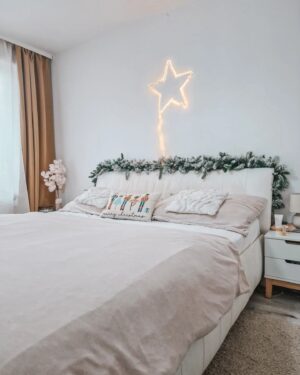 Kristýna Šebíková Instagram - Vánoční výzdoba už je téměř sklizená, ale v ložnici si ji ještě chvíli necháme 🤍✨
10% Sleva na celý eshop @lobeylabs
Vám platí už jen do středeční půlnoci (10.1) : kod : KRISTY10

Girlanda a hvězda, koberec : @beliani.cz
Povlečení z mikroplyše : @povlecenimatejovsky

#loznice #bedroom #spalna #inspirace