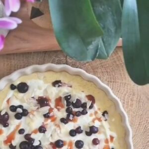 Kristýna Šebíková Instagram - Nejjednodušší koláč 🥧 můžete přidat jakékoli ovoce, které máte rádi. Zabere vám to 15 min!

Recept :
Těsto :
Půl hrnku hrubé mouky
Půl hrnku hladké mouky
Čtvrt hrnku cukru 
Půl sáčku prášku do pečiva
Půl hrnku mléka
Čtvrt hrnku oleje
1 vejce

Vše zamíchat a dát do vymazané formy na pečení

Krém :
Velká vanička tvarohu
1 vejce
Vanilkový cukr

Vylijeme přímo do těsta a rozetřeme do krajů.
Nakonec přidáme jakékoli ovoce.

Pokud máte rádi mandle můžete dát  plátky mandlí a pokapat džemem. ❤️

Trouba na 175' a pečete 30min, nebo až bude koláč do zlatova zbarvený. Po vychladnutí tvaroh ztuhne 🤍

Mandle, cukr, jahodový džem kupuji na @grizly.cz (spolupráce) 
Na celý eshop můžete využít mou slevu s kody kristynasebcz nebo kristynasebsk 🤎

#receptyprodeti #recept #kolac #hrnickovykolac #ovocnykolac #recept #recepty #recipe
*@prudcejedle.cz inspirace