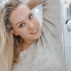 Kristýna Šebíková Instagram - Slíbené video o tom, jak si doma správně aplikovat domácí sérum Nenohair z @vlasova_klinika 🤍 novinkou je i detoxikační čaj, který detoxikuje, očistí a správně nastartuje váš metabolismus.
Vlasovou kliniku v Kolíně navštěvuji přes půl roku a ve videu vám ukážu jak moje vlásky vypadaly před první návštěvou kliniky. Nečekejte výsledek hned, každý reaguje na sérum a čištění jinak rychle. Ale kdo si počká, ten se dočká ❤️ já jsem toho důkazem 🤩

Pokud přemýšlíte, čím obdarovat svou maminku, přítelkyni, kamarádku, přítele, manžela s produkty od @vlasova_klinika neuděláte chybu 👌🎄

Děkuji za Vaši úžasnou péči!
#vlasoveserum #renohair #vlasy #zdravevlasy #vlasykorunakrasy #vlasovaklinika #hair #hairtip #beauty #beautytip #beautyvlogger #beautyinspirace #beautyvideo *dlouhodobá spolupráce