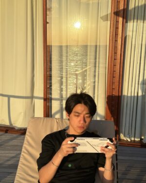 Krit Jeerapattananuwong Instagram - ก็บอกแล้วว่าจะเล่นเกมเต็มระบบ… แปลว่า เล่นแม่งทุกที่..
#ROGALLY #AMD