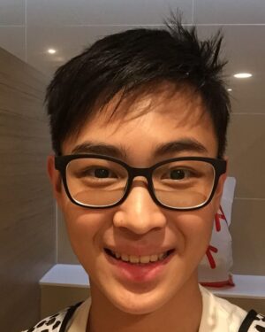 Krittapak Udompanich Instagram - หัดยิ้มเห็นฟันครับ😬 แสงในห้องน้ำสวย ขอยืมสถานที่นึดนึง😂